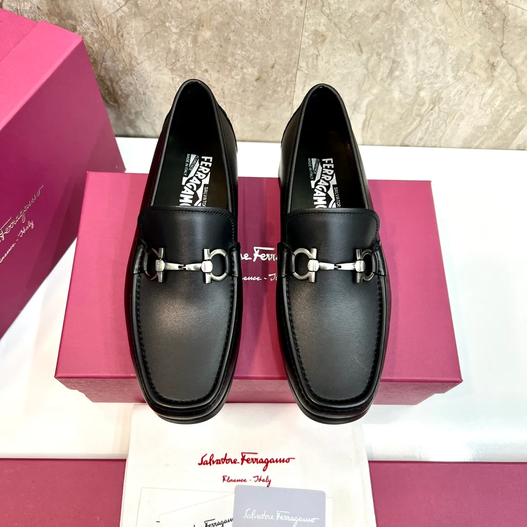 Original quality P780 Brand: Ferragamo Standard size: Men's size 39–44 (38.45 can be customized) Grade: Same style as the official website High-quality men's shoes Material: Customized first-layer calfskin with water-dyed cowhide lining Cowhide tiptoe Original non-slip and wear-resistant rubber outsole Style category: Men's formal business leather shoes are young and fashionable European and American trends British style Casual matching and comfortable feet Color: actual picture